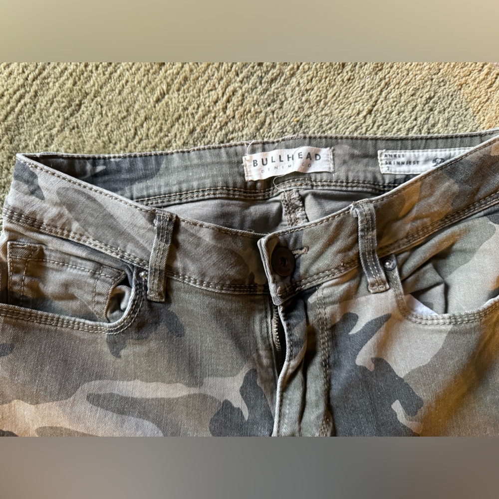 Army fatigue pattern skinny jean